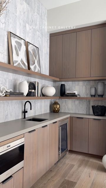 The Cabinet Gallery Utah on Instagram: "We are crushing over this modern game room wet bar from one of our Vegas projects. The wet bar design features floating shelves, slab custom cabinetry with a custom stain and black cabinet hardware. Custom cabinetry: @thecabinetgalleryutah Project photos: coming to our website soon #modernkitchen #modernwetbar #wetbardesign #wetbar #modernfarmhouse #kitchencrush #mydomaine #kitchengoals #kitcheninspo #floatingshelves #kitchenshelves #sodomino #kitchend Corner Wet Bar, Wet Bar Design, Modern Wet Bar, Modern Game Room, Wet Bar Designs, Black Cabinet Hardware, Built In Wine Rack, Black Cabinet, Wet Bars