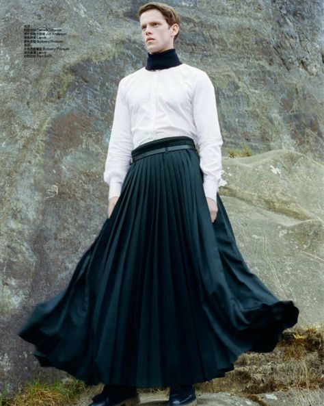 photo Men In Maxi Skirts, Men's Skirts, Men In Skirts, Genderqueer Fashion, Boys In Skirts, Men Wearing Skirts, Gender Fluid Fashion, Genderless Fashion, Queer Fashion