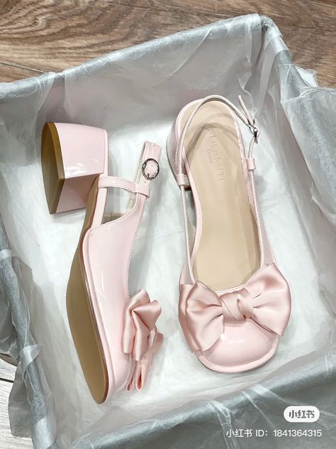 Baby Pink Shoes, Cute Shoes Heels, Dr Shoes, Shoes Heels Classy, Funky Shoes, Stunning Shoes, Girly Shoes, Shoe Inspo, Aesthetic Shoes