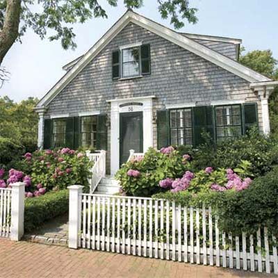 love how the garden really fills up the space between the house and the fence. good symmetry all around. Green Shutters, Small Front Yard, Fence Styles, Front Yard Fence, White Picket Fence, Casa Vintage, Wood Fence, Picket Fence, Fence Panels