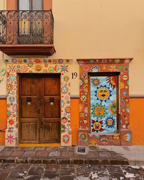 New Mexico Aesthetic, Artistic Doors, Mexican Restaurant Decor, Hispanic Culture, School Murals, Mexico Culture, Spanish Style Home, Cool Doors, Hacienda Style