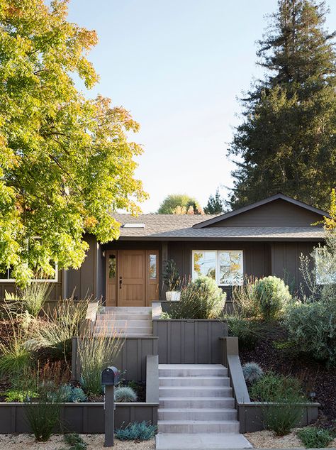 Ladera Remodel - Transitional - Deck - San Francisco - by Libby Raab Architecture | Houzz California Ranch Style Homes, Ranch House Exterior, Transitional Exterior, Ranch Remodel, California Ranch, Ranch Exterior, Pintura Exterior, Dark House, Modern Ranch