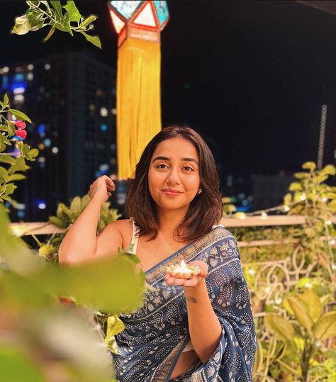 Mostly Sane In Saree, Mostlysane Saree, Mostly Sane Prajakta Outfits Indian, Prajakta Koli In Saree, Prajakta Koli Haircut, Prajakta Koli Saree, Prajakta Koli Outfits Indian, Mostly Sane Prajakta Outfits, Prajakta Koli Outfits