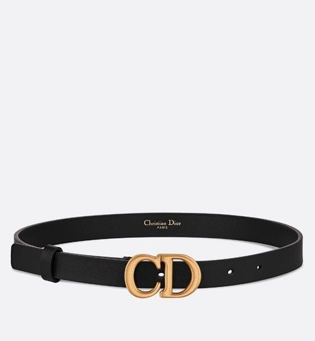 Saddle belt in black calfskin.  "CD" signature in aged gold-tone metalTone-on-tone calfskin liningHeight: 20 mm Womens Designer Belts, Luxury Gifts For Her, Luxury Belts, Couture Accessories, Christian Dior Couture, Designer Belts, Dior Couture, Slingback Pump, Luxury Gifts