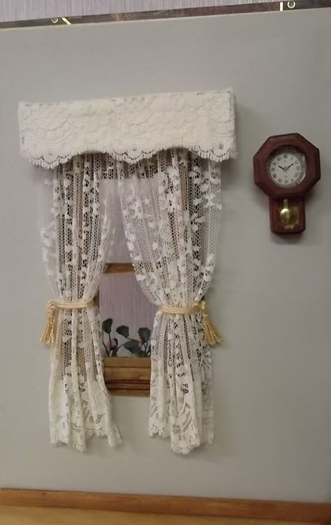 Book Curtains, Doll House Curtains, Doll Furniture Diy, Doll House Plans, Diy Doll Miniatures, Mini Doll House, Doll House Crafts, Dollhouse Projects, Dollhouse Miniatures Diy