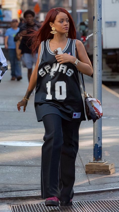 2000s Basketball Jersey Outfit, Basketball Top Outfit, Bball Jersey Outfit, Rihanna Jersey Outfit, How To Wear Basketball Jersey Women, Throwback Jersey Outfit, Blackcore Outfit Football, Football Top Outfit Women, Oversized Basketball Jersey Outfit Women