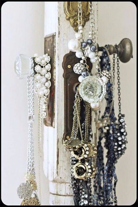 Diy Jewelry Hanger, Old Door Knobs, Jewerly Organizer, Jewerly Displays, Vintage Door Knobs, Smart Tiles, Hanging Necklaces, Painted Cottage, Jewelry Hanger