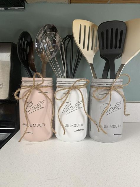 Mason Jars Kitchen, Kitchen Rustic Decor, Country Home Decor Farmhouse, Farmhouse Kitchen Rustic, Mason Jar Kitchen Decor, Easy Mason Jar Crafts, Decoration For Kitchen, Distressed Mason Jars, Jars Kitchen