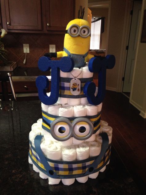 This is a Minion diaper cake that I created for a baby shower. Minion Baby Shower Ideas, Minion Nursery, Pampers Cake, Minion Baby Shower, Dipper Cakes, Cake Gift Basket, Pamper Cake, Minion Baby, Baby Shower Ideas For Boys