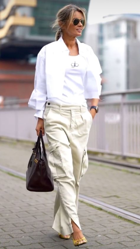 Cream Cargo Pants Outfit Street Styles, Cargo Pant Outfit, Pants Outfits For Women, Cargo Pants Outfit Street Style, Susi Rejano, Pant Outfits For Women, Gitta Banko, Cream Cargo Pants, Ideas Closet