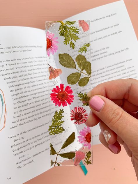 Flower Bookmark Diy, Dried Flower Bookmarks, Bookmark Diy, Flower Bookmarks, Recycled Bracelets, Diy Save The Dates, Felt Bookmark, Bookmark Craft, Flower Bookmark