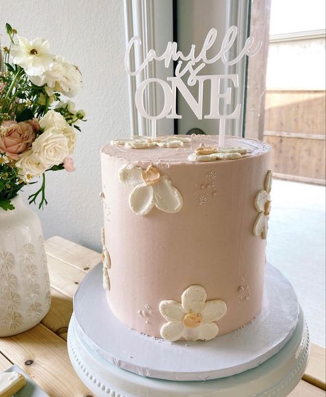 Floral One Year Old Birthday Cake, First Birthday Cake Floral, Flowers One Year Old Birthday, First Birthday Flower Cake, Elegant 1st Birthday Cake, Daisy First Birthday Cake, Daisy Smash Cake, Daisy Themed Cake, Daisy Cake Birthday