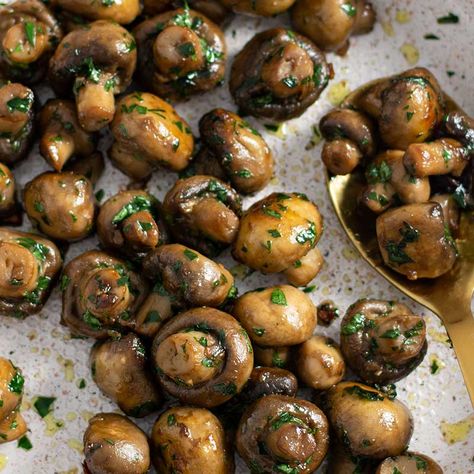 Delicious Garlic Mushrooms Frying Pan Recipes, Garlic Mushrooms Recipes, Keto Mushrooms, Garlic Butter Mushrooms, Keto Board, Low Carb Side, Bbq Dishes, Skillet Pan, Keto Sides