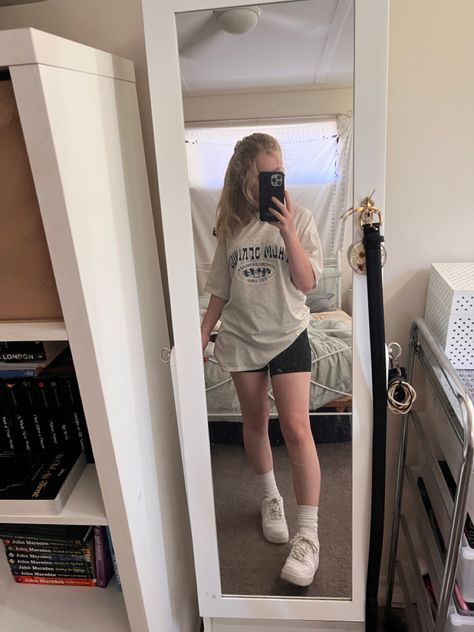 Black Speed Up Shorts Outfit, Spandex And Oversized Shirt, Spandex Shorts Outfit For School, Workout Outfits Oversized Tshirt, Legging Shorts Outfit Summer, Oversized Tee Gym Outfit, Oversized T Shirt And Leggings Outfit, Shorts And Baggy Shirt Outfit, Oversized Tshirt Outfit Shorts