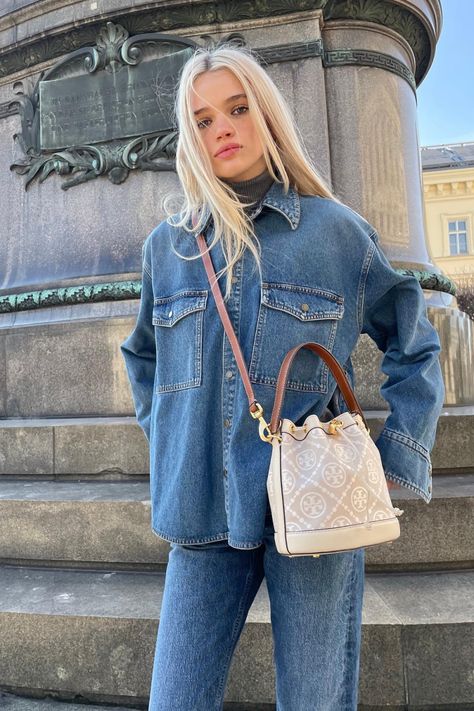 Blue Tote Bag Outfit, Tory Burch Bag Outfit, Bucket Bags Outfit, Tory Burch Bucket Bag, Tory Burch Outfit, Tote Bag Outfit, T Monogram, Monogram Outfit, Bag Outfit