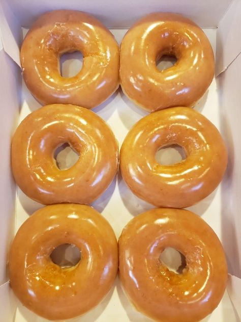 Glazed Donuts Krispy Kreme Aesthetic, Krispy Kreme Original Glaze, Glazed Donuts Aesthetic, Vash Aesthetic, Glazed Donut Aesthetic, Candies Aesthetic, Donut Aesthetic, Donat Glaze, Donuts Aesthetic