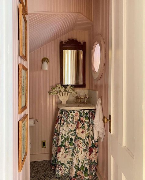 Louise Roe Home on Instagram: “A very pretty under-the-stairs powder room by @parkanddivision” Artsy Bathroom, 1920s Bathroom, Bathroom Under Stairs, Modern Small Bathrooms, Small Bathroom Sinks, House Bathrooms, Pretty Bathrooms, Victorian Bathroom, Corner Sink