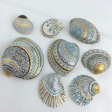 A new little hobby of mine: Painting sea shells. I'm fortunate to leave a few… Painting Sea Shells, Art Coquillage, Seashell Painting, Painted Shells, Seashell Art, Beach Crafts, Seashell Crafts, Shell Art, Shell Crafts