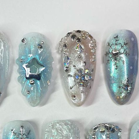 allycoolcattt🩰 on Instagram: "winter blizzard custom set ❄️🤍 - icy sets are so fun to make:,) I loved finding a way to sculpt the icicles, they turned out so pretty with the chrome layered on top!!☃️ - #gel #gelnails #nails #nailart #pressons #pressonnails #pressonnailsforsale #chrome #chromenails #3dnailart #3dnails #naildesign #nailsnailsnails #nailsofinstagram #glitternails" Icy Chrome Nails, Winter Icy Nails, Iceberg Nails, Winter Ice Nails, Ice Princess Nails, Blue Icy Nails, Icy Blue Winter Nails, Icy Winter Nails, Iced Nails