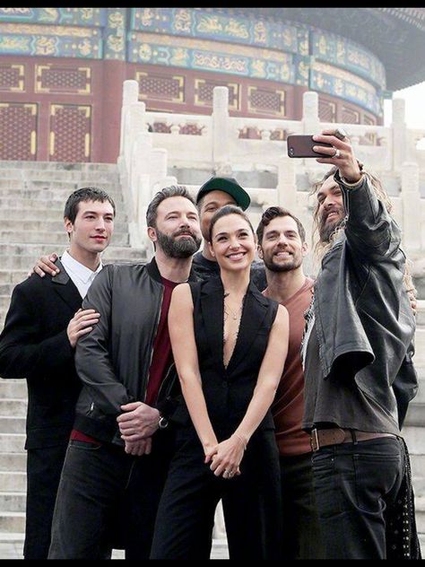 Justice League selfie Justice League Cast, Ray Fisher, Dc World, Gal Gadot Wonder Woman, Ezra Miller, Dc Movies, Beijing China, Dc Comic, Jason Momoa