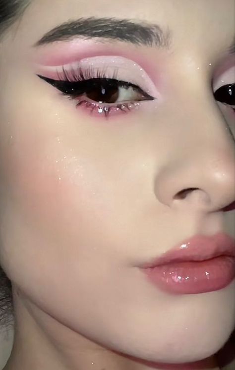 Pink Makeup Looks Easy, Light Pink And Black Makeup, Pink Coquette Makeup, Pink Barbie Makeup Look, Party Makeup Pink, Pink Grunge Makeup, Cute Pink Makeup Looks, Pink Quince Makeup, Floral Makeup Looks