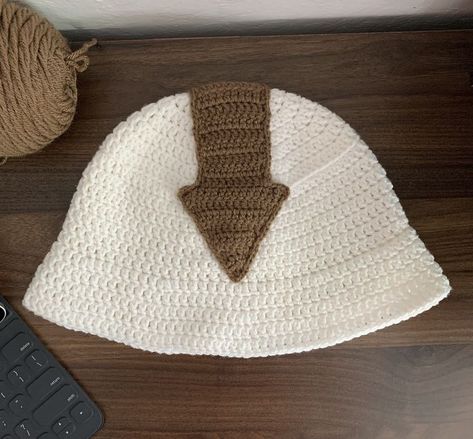 Link to the crochet bucket hat tutorial: https://youtu.be/ps7lSAG1nIg Helloo! Today's tutorial is a continuation of the last one where we crocheted a bucket hat. This video goes through how to crochet and sew on an arrow to a bucket hat to make the Appa bucket hat! This hat is based on Appa, Avatar Aang's flying bison in the amazing tv show Avatar: The Last Airbender. Appa Bucket Hat Crochet, Avatar The Last Airbender Crochet Patterns Free, Crochet Avatar The Last Airbender, Knitting Bucket Hat, Atla Appa, Appa Bucket Hat, Appa Hat, Avatar The Last Airbender Appa, Crochet Bucket