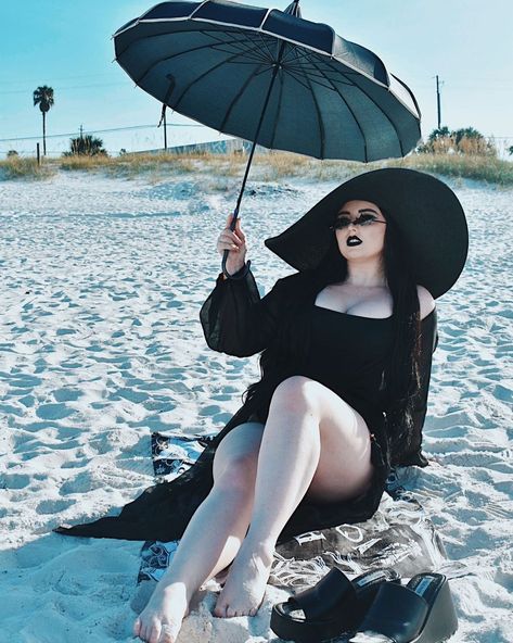 Chubby Goth, Goth Beach, Goth Fits, Dark Beach, Lady Dimitrescu, Afro Punk Fashion, Tropical Outfit, Goth Glam, Summer Goth