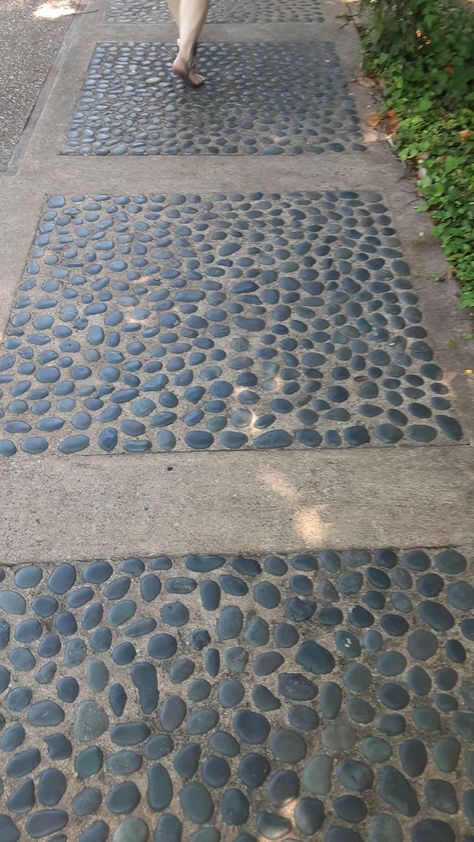 Paving Stones Walkway, Pebble Patio, Backyard Walkway, Walkway Landscaping, Stone Driveway, Outdoor Tub, Garden Paving, Mosaic Garden, Garden Pathway