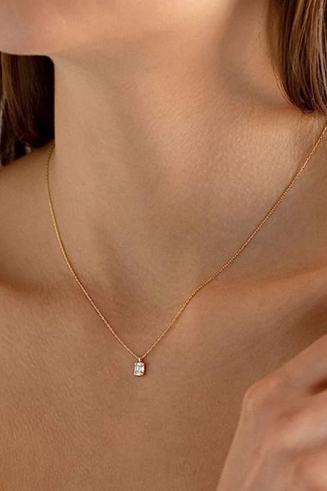 Chain Designs Gold For Girls Simple, Gold Chain For Girls Simple, Simple Delicate Gold Necklace, Chains For Girls Gold, Simple Gold Chain Designs For Women, Simple Chain Designs Gold, Minimal Gold Chain, Gold Chain Designs For Women, Gold Simple Necklace