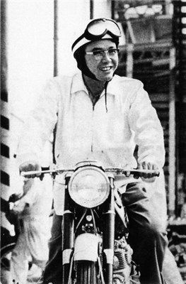 Soichiro Honda on a Honda motor bike. Classic Honda Motorcycles, Cb 450, Vintage Honda Motorcycles, Soichiro Honda, Schwinn Bike, Mario Andretti, Honda Cub, Honda Bikes, Honda Motors