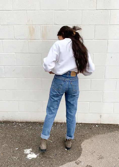 Outfits With Blundstones, Style Blundstones, Blundstones Outfit, Blundstone Women Outfit, Blundstone Outfits, 501 Outfit, Blundstone Outfit, Mom Jeans Levis, Neutral Outfit Ideas