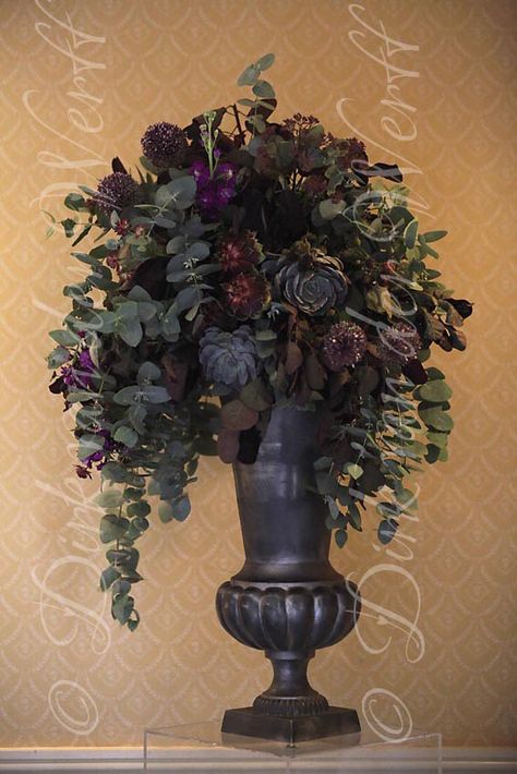 Dark Floral Arrangements, Drama Photography, Romance Decor, Halloween Floral Arrangements, Gothic Wedding Theme, Gothic Flowers, Halloween Themed Wedding, Halloween Flowers, Goth Wedding