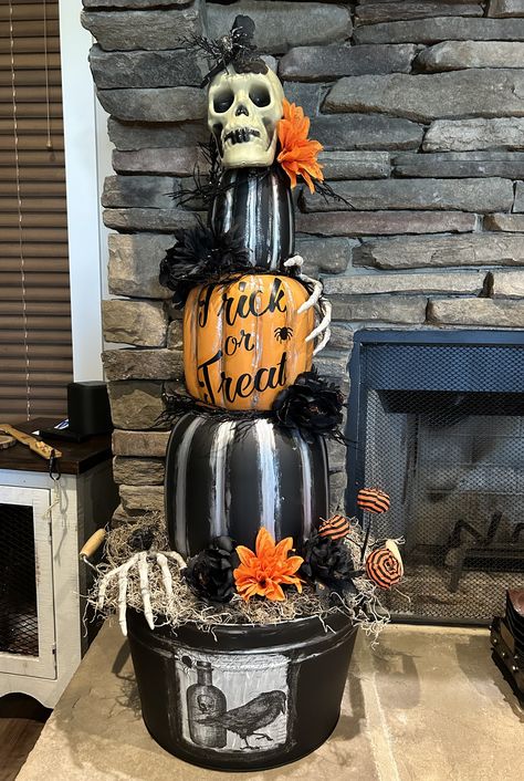 Diy Stacked Pumpkins Dollar Tree, Diy Dollar Tree Stackable Pumpkins, Dollar Tree Stackable Pumpkin Ideas, Stackable Pumpkins From Dollar Tree, Dollar Tree Stackable Pumpkins, Dollar Tree Stacked Pumpkins, Plastic Pumpkins Crafts, Stackable Pumpkins, Dollar Tree Halloween Decor