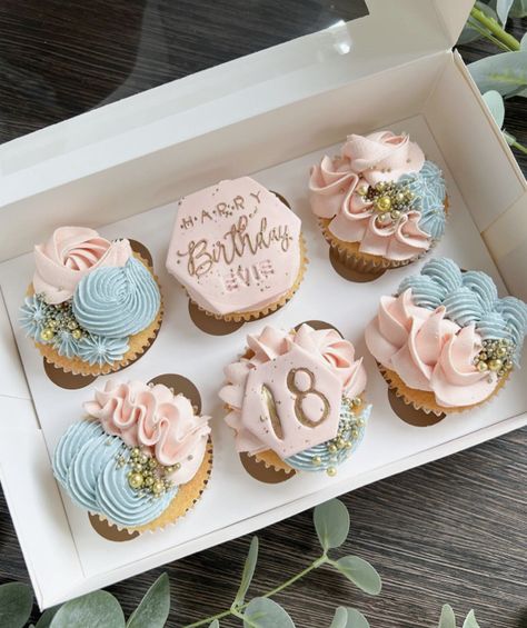 Cupcake Trends, Cupcakes For Women, Pastel Bakery, Birthday Cupcakes For Women, 30th Birthday Cupcakes, Easy Cupcakes Decoration, Fancy Donuts, Hijab Dpz, Cupcakes Ideas