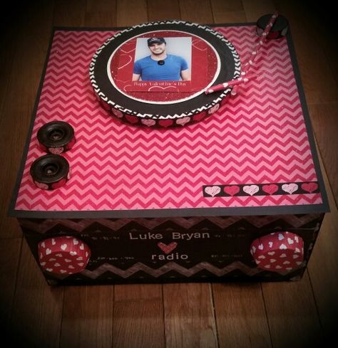 Valentine's Day box ♡♡ Record Player Valentine Box Ideas, Record Player Valentines Day Boxes, Diy Valentines Box, Valentine Card Box, Valentine Day Boxes, Valentine Crafts For Kids, Valentines School, Crafts With Pictures, Valentine Box