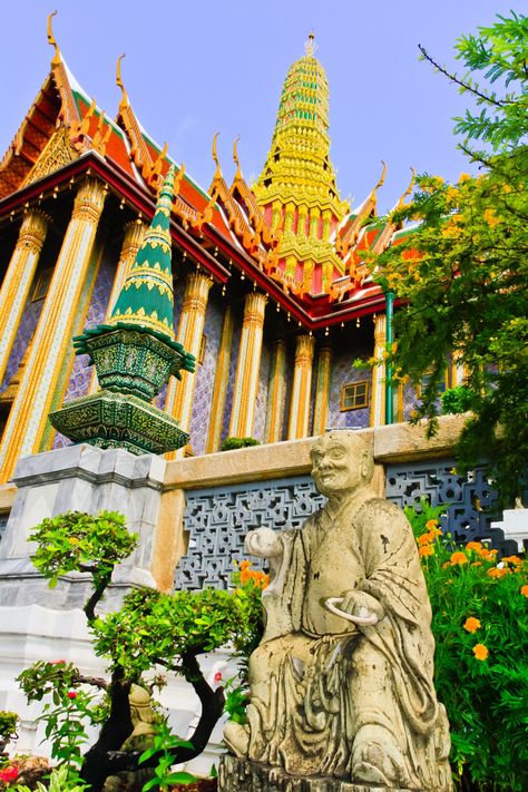 Temple of the Emerald Buddha - Bangkok - Thailand Temple Of The Emerald Buddha, Beautiful Mosques, Buddhist Temple, Palau, Place Of Worship, Bangkok Thailand, Thailand Travel, Places Around The World, Asia Travel