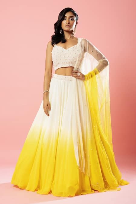 Yellow Lehanga Outfits, Outfit For Haldi Function, Haldi Ceremony Outfit For Bride, Yellow Lehenga For Haldi, Haldi Outfits For Bride, Haldi Dress For Bride, Haldi Function Dress, Haldi Dress Ideas, Haldi Outfit For Bride