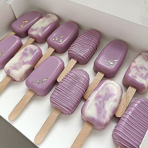 Simple Cakesicles Designs, Purple Cakesicles Ideas, Butterfly Cakecicles, Cake Popcicles Ideas Birthday, Cake Popsicles Design, Cake Sickles Ideas, Mehndi Desserts, Lavender Dessert Table, Cakesicle Display