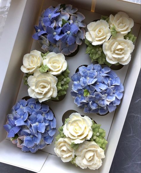 Hydrangea Cupcakes, Hydrangea Cake, Cupcakes Flores, Cupcake Decor, Blue Hydrangeas, Hydrangeas Wedding, Pretty Dessert, Blue Themed Wedding, Flower Cupcakes