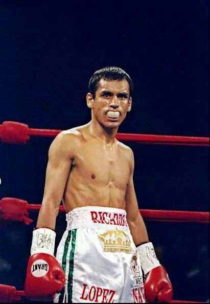 Ricardo "Finito' Lopez Boxing Poses, Mexican Boxing, Boxing Legends, Roy Jones Jr, Boxing Images, Boxing History, Sport Boxing, Mike Tyson, Sports Stars