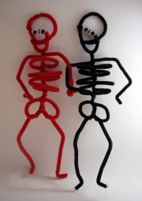 step by step tutorial - Pipe Cleaner Skeleton  First thing that came to my mind was Ezekiel prophesying to the dry bones - and the boys in the class would love it. Kids Halloween Food, Snowman Crafts Diy, Christmas Crafts For Toddlers, Christmas Crafts For Adults, Christmas Crafts For Kids To Make, Pipe Cleaner Crafts, Christmas In Heaven, Christmas Tree Decorations Diy, Diy Snowman