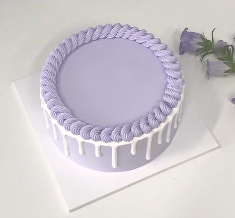 Simple Lavender Cake, Lavender Color Cake Birthday, Purple Korean Cake, Purple Colour Cake Designs, Pastel Purple Cake Aesthetic, Lavender Cake Ideas, Purple Cake Simple, Lavender Color Cake, Birthday Cake Lilac