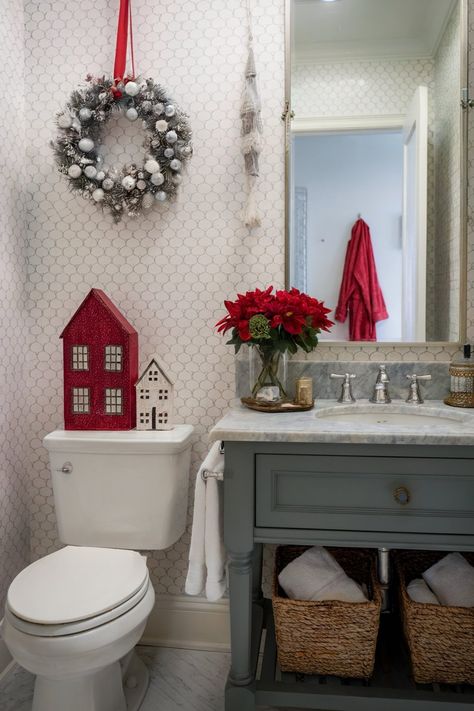 Bathroom Decor Christmas Ideas, Xmas Bathroom Decor Ideas, Restroom Christmas Decor, Christmas Decorations For Bathroom, Christmas Decor Ideas Bathroom, Kitchens Small Spaces, Bathroom Christmas Decor Ideas, Christmas Bathroom Ideas, Christmas Decor Bathroom