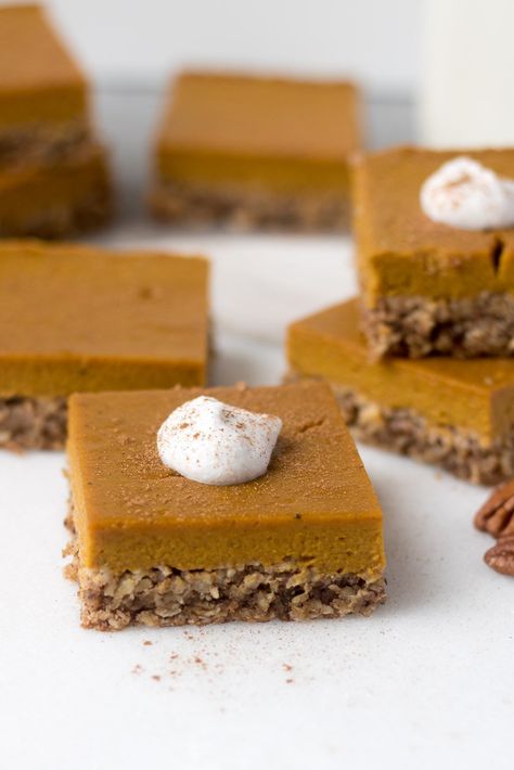 These healthy Pumpkin Pie Bars are perfectly spiced, naturally sweetened, vegetarian and gluten-free, making them a delicious treat everyone can enjoy! Healthy Pumpkin Pie Bars, Kay Nutrition, Oat Crust, Healthy Pumpkin Pie, Classic Pumpkin Pie Recipe, Fit Mitten Kitchen, Healthy Pumpkin Pies, Aip Desserts, Pumpkin Recipes Healthy