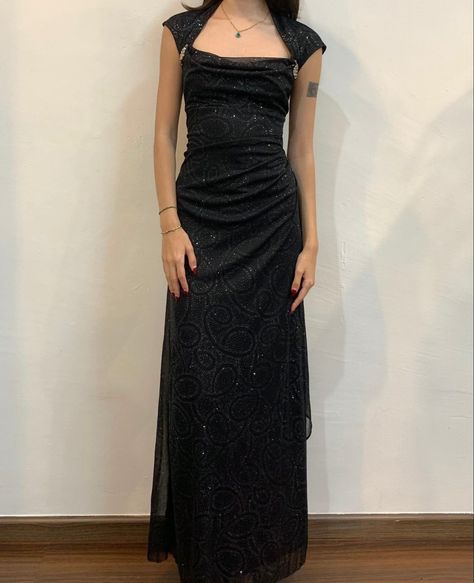 Black Glitter Gown, 90s Prom Dresses, Glitter Gown, 90s Prom Dress, Prom Dress Inspo, Prom Dresses Formal, Formal Prom Dress, Prom Dress Inspiration, Prom Dresses Vintage