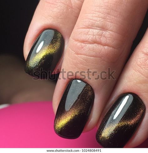 Black And Gold Cats Eye Nails, Black Gold Cat Eye Nails, Black And Gold Cat Eye Nails, Cat Eye Nail Designs Ideas, Black Cat Eye Nails Design, Nail Art Ombre Glitter, Black Cat Eye Nails, Black Gold Nails, Gold Glitter Nails