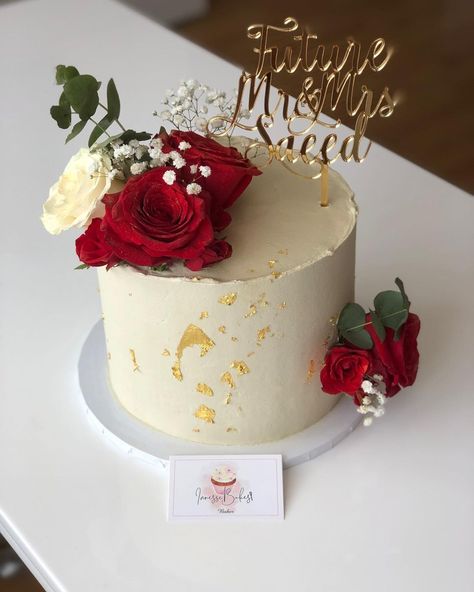 Cake Ideas With Flowers, Nikkah Cake Ideas Simple, Walima Cake Ideas, Mr And Mrs Cake Design, Cake For Reception, Nikah Cake Designs, Roses Cake Design, Cake Design For Wedding, Cake For Love