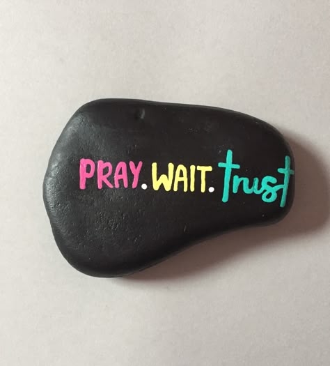 Encouragement Rock Painting Ideas, Boulder Painting Ideas, Faith Rocks Painting, Christian Rock Painting Ideas Easy, Painting Rocks Ideas Christian, Christian Painted Rocks Ideas, Flat Rock Painting Ideas, Kindness Rocks Ideas Easy, Christian Painted Rocks