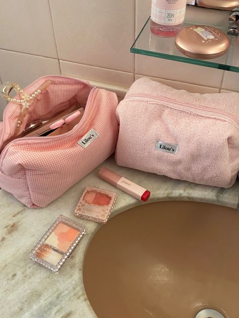 Make Up Bag Aesthetic Pink, Beauty Bag Aesthetic, Make Up Pouch Aesthetic, Skin Care Bag, Aesthetic Makeup Bag, Aesthetic Rosa, Barbiecore Aesthetic, Beauty Bags, Pink Makeup Bag