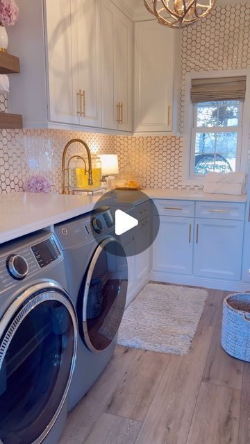 Beach Theme Laundry Room, Glam Laundry Room Ideas, Laundry Detergent Dispenser Ideas, Laundry Room Interior Design, Glam Laundry Room, Room Reset, Luxury Laundry Room, Laundry Room Accessories, Farah Merhi